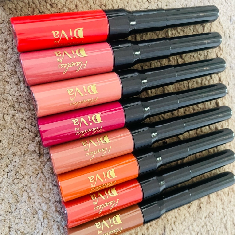 Set 8 color of Dual Lipstick.